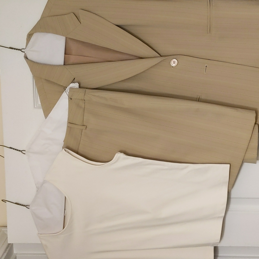 Woman's Petite Sophisticate Size 6 Long sleeve suit with tank cream shirt. Set